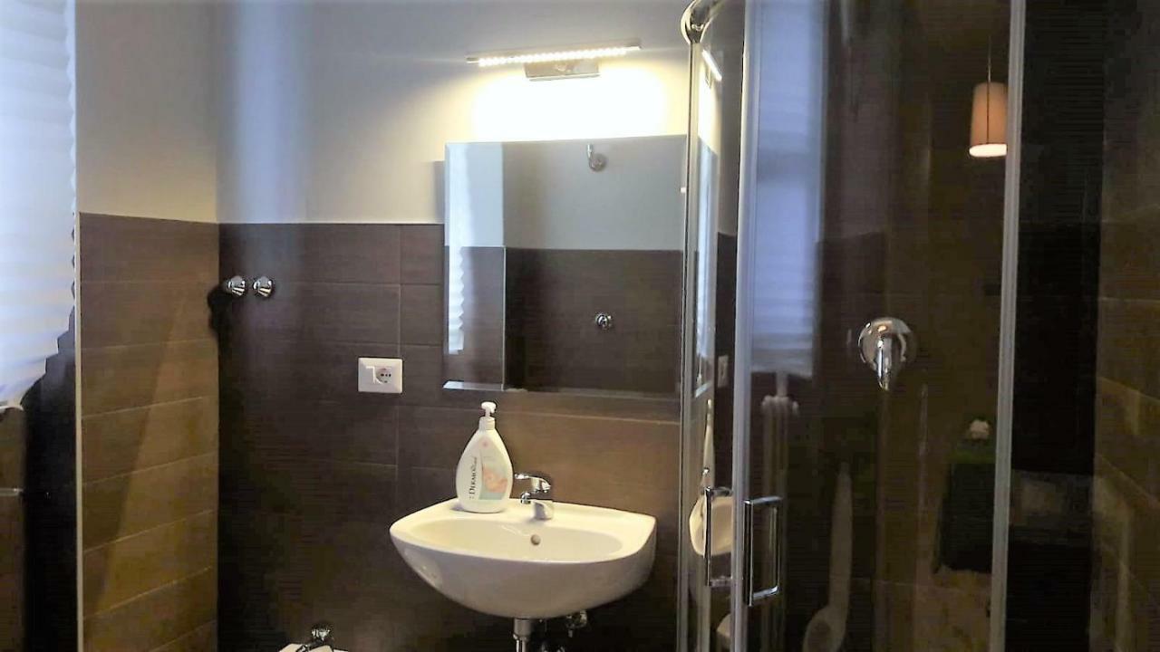 Cavour 124 -guest-room- Couette-café